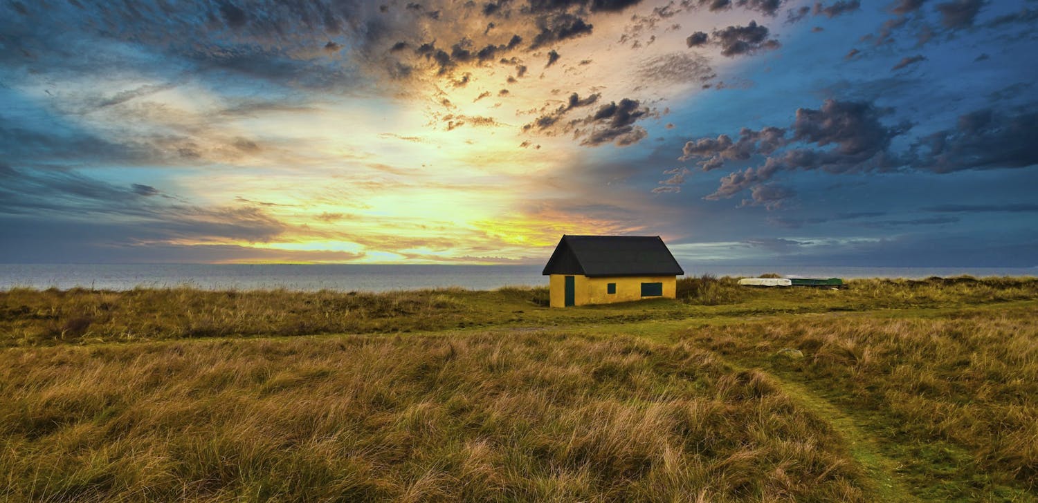 Erling Østergaardin kuva rannalla olevasta talosta.